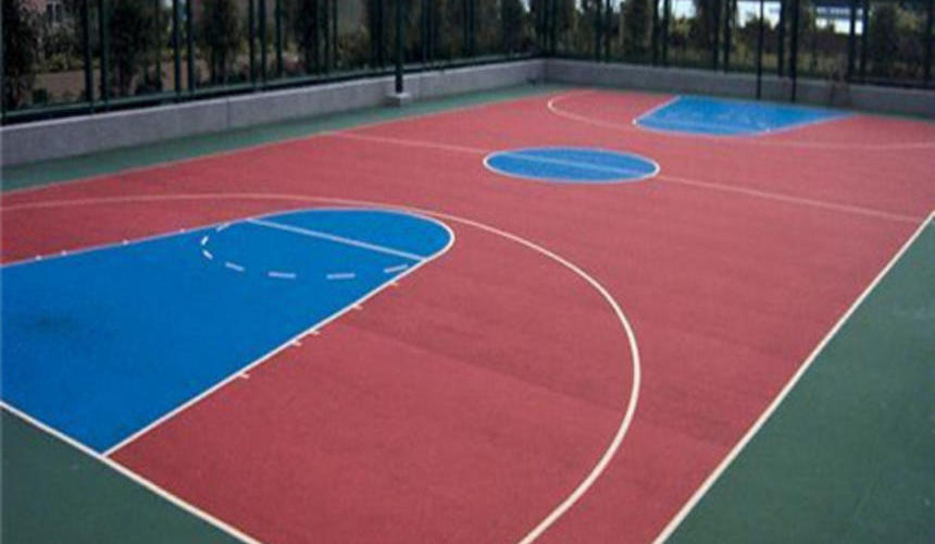 Різнокольорові зони спортивного майданчика з білими розмітками